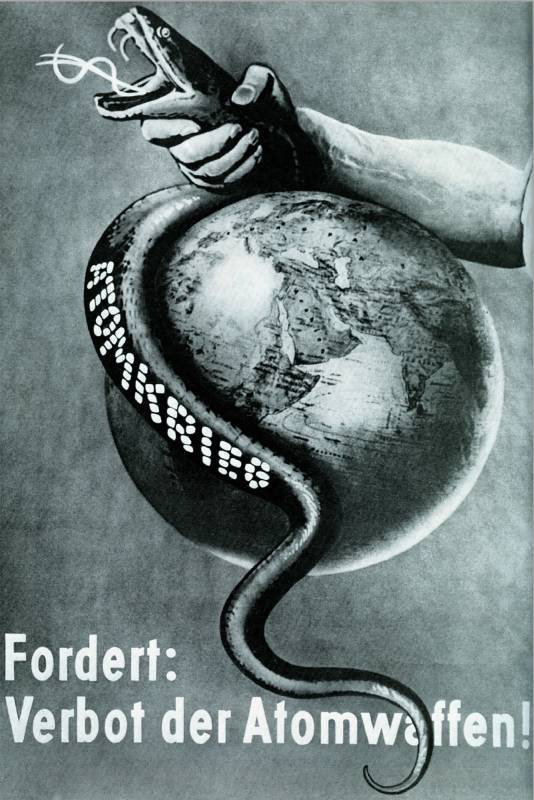 1955, John Heartfield, «Fordert: Verbot von Atomwaffen!».