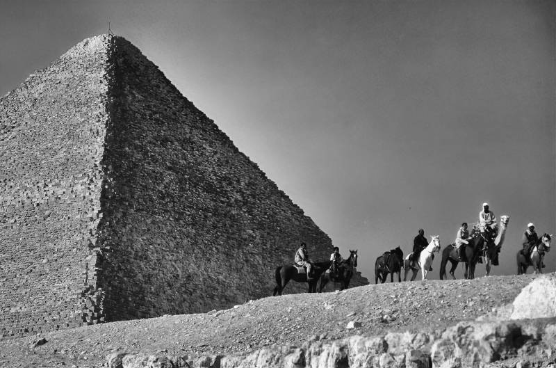 1994, Blick auf eine der Pyramiden von Gizeh.