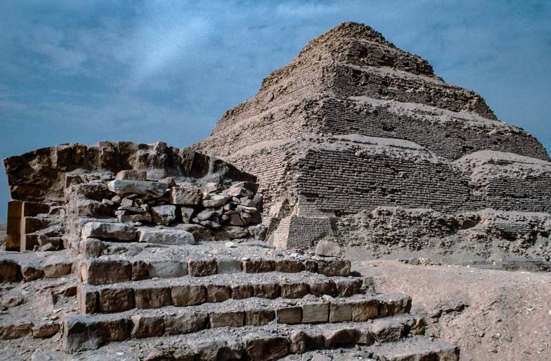 Sakkara, 1. Dynastie bis in die 26.–31. Dynastie, diente die Pyramide als Begräbnisstätte.