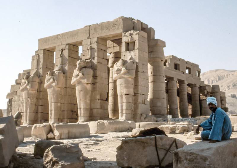 1994, Ramesseum, Grabtempel von Ramses II. Das Ramesseum war die Totentempelanlage von Ramses II (19. Dynastie, 1279-1213 v. Chr.).