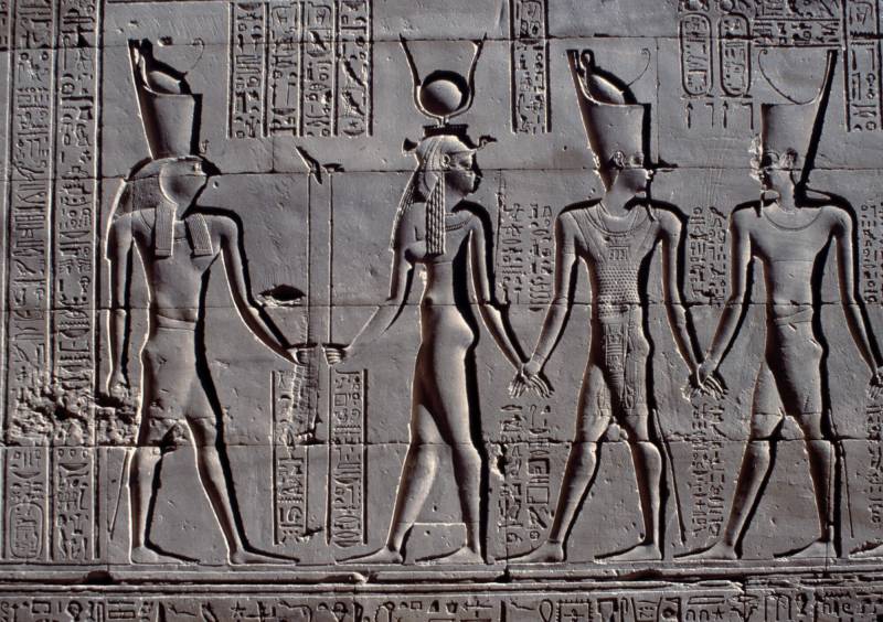 1994, für die Entwicklung unserer Schrift, war Ägypten wichtig. Wandreliefs ägyptischer Hieroglyphen im Horus-Tempel in Edfu.