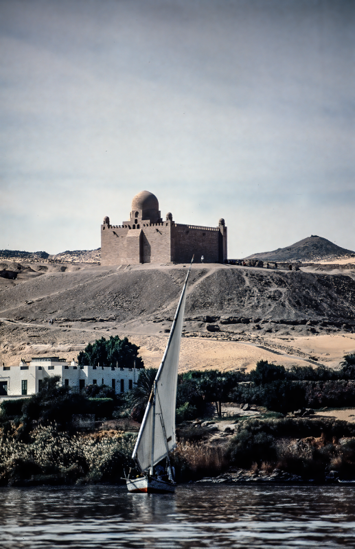 1994, Feluke auf dem Nil in der Region Assuan vor dem Aga Khan Mausoleum.