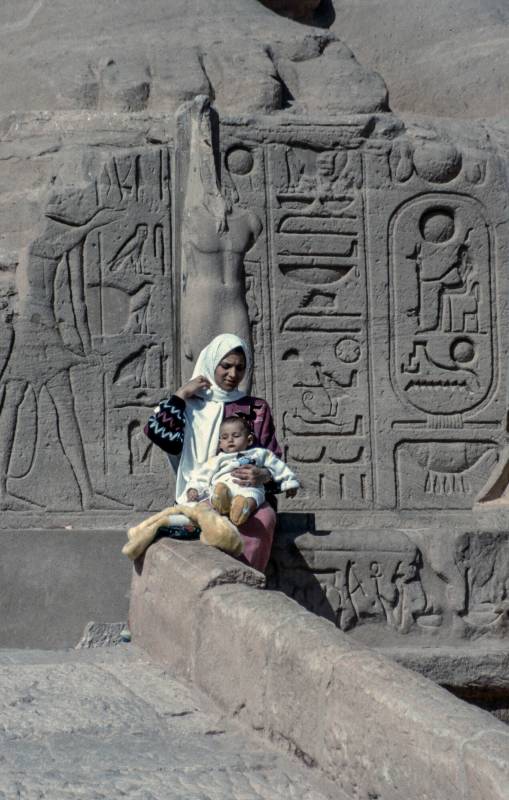 1994, die alt-ägyptischen Tempel waren die «Wohnungen der Götter».
Kartuschen am Sockel von Ramses II.