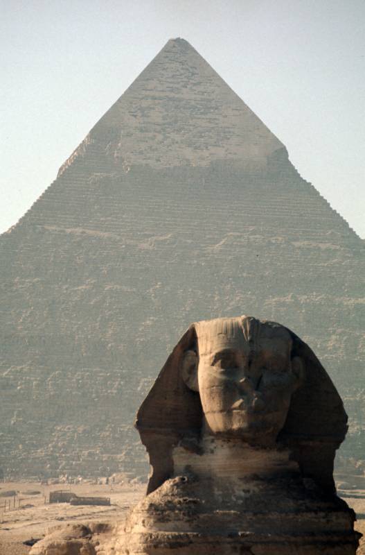 1994, Sphinx, eine Skulptur eines Löwenkörpers mit Menschenkopf.