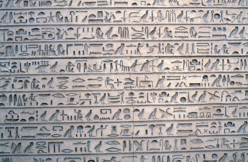 1994, etwa 7000 Zeichen beinhaltet das Hieroglyphen-Schriftsystem.