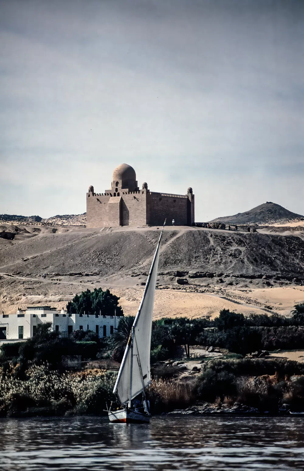 1994, Feluke auf dem Nil in der Region Assuan vor dem Aga Khan Mausoleum.