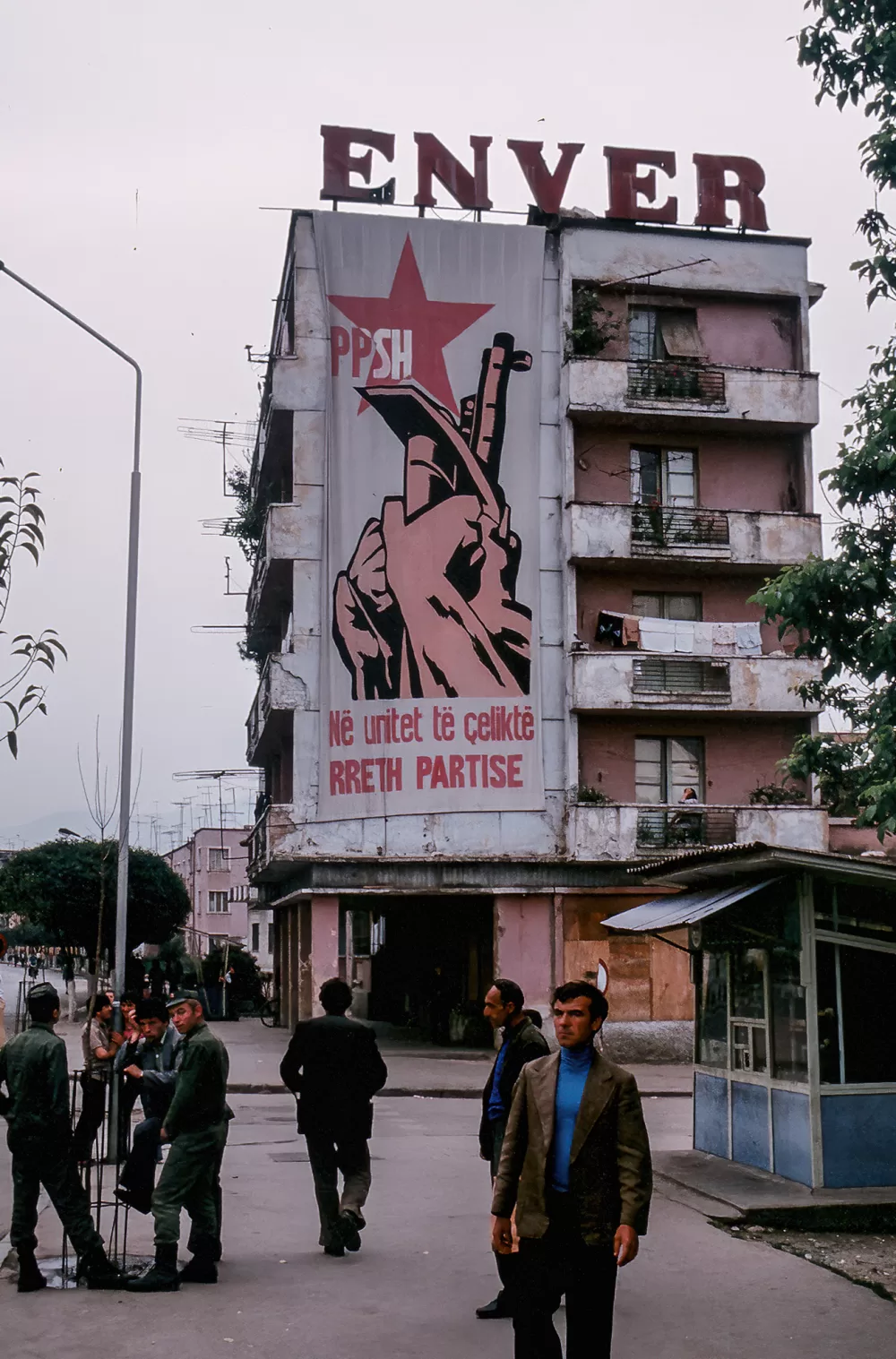 1987, Wandbild in Tirana «Enver – Stählende Einheit der Partei».