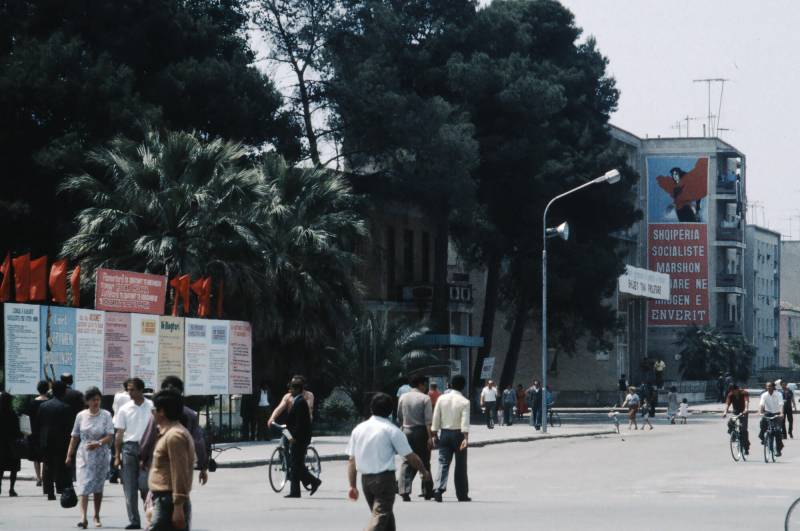 1987, Strassenszene in Tirana.