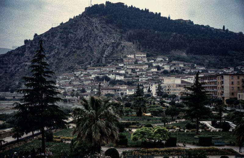 1987, Berat