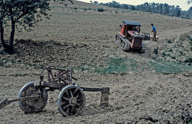 1987, Albanien war wirtschaftlich autark. Vor allem die Landwirtschaft war ein wichtiger Teil dieser Unabhängigkeit. HTZ DT-54-Traktor, produziert in Albanien.
