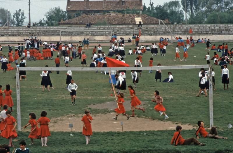 1987, spielende Kinder und Pioniere.