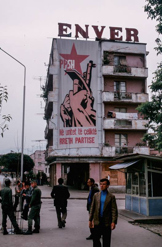 1987, Wandbild in Tirana «Enver – Stählende Einheit der Partei».