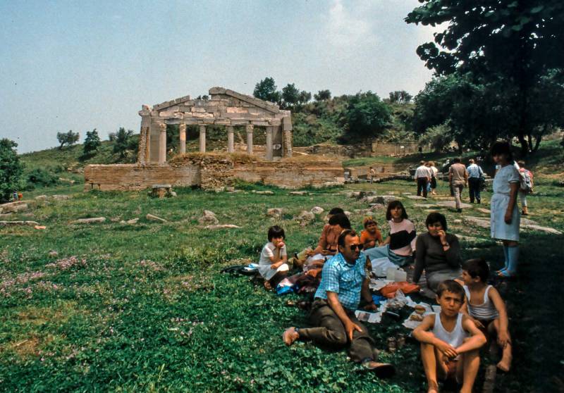 1987, Sonntagsdinner vor einem römischen Tempel in Apollonia.