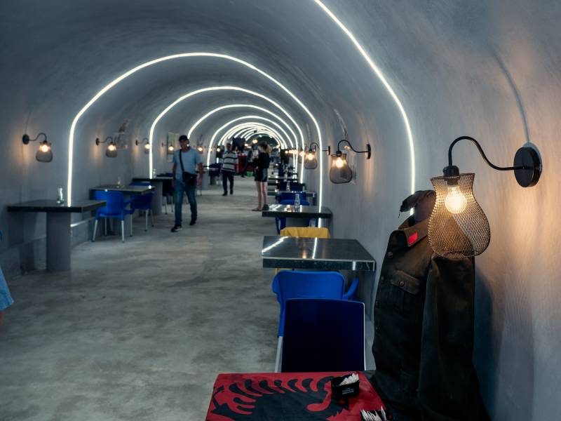 2022, Kepi I Rodonit, Restaurant in der ehemaligen Bunkeranlage.
