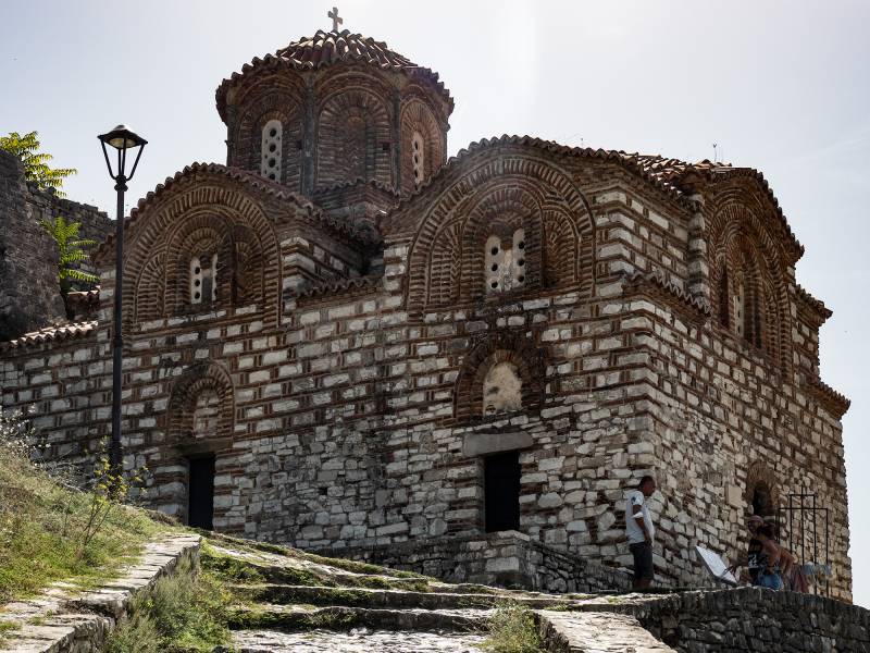 2022, Berat, mittelalterliche byzantinische Kirche. Die Burg-Befestigung stammt hauptsächlich aus dem 13. Jahrhundert.