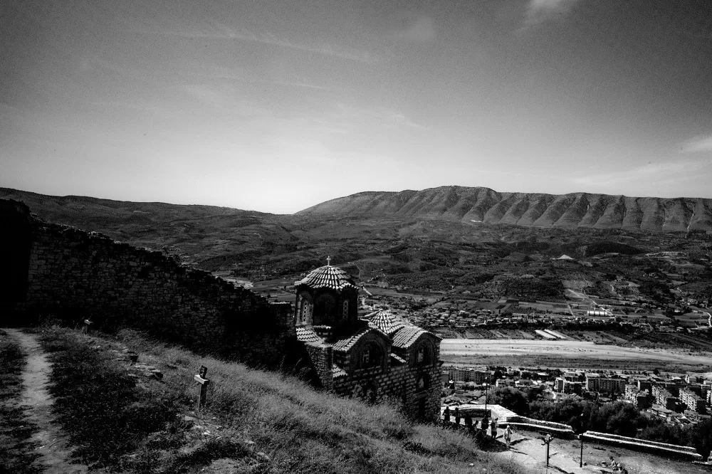 2022, Eine byzantinische Kirche ausserhalb der Festungsmauern in Berat, die Kirche der Heiligen Dreifaltigkeit.