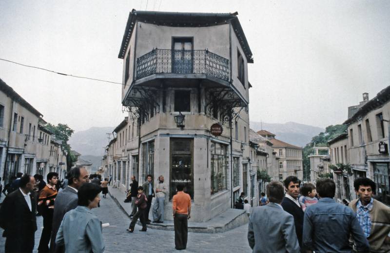 1987, Strassenszene in Gjirokastra.