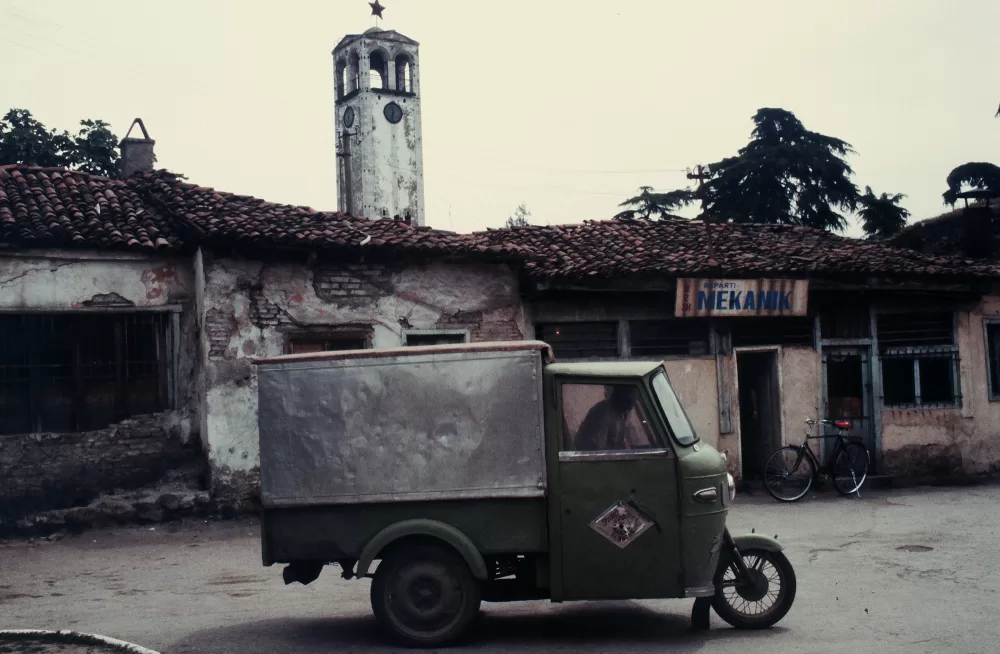 1987, Uhrenturm in Elbasan.