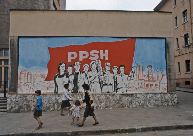 1987, Plakat der Partei der Arbeit Albaniens.