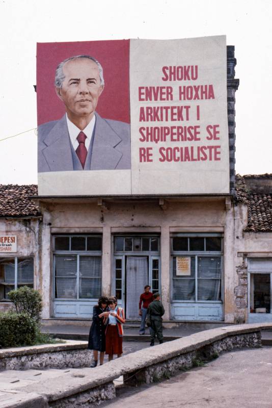 1987, Genosse ENVER HOXHA ARCHITEKT DES NEUEN SOZIALISTISCHEN ALBANIEN