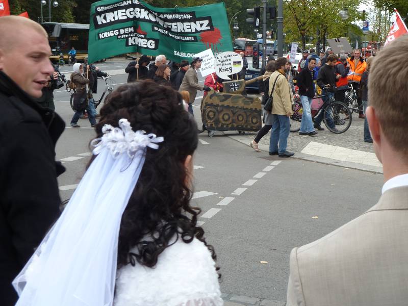 Berlin, Demonstration für den Frieden mit Hochzeitspaar.