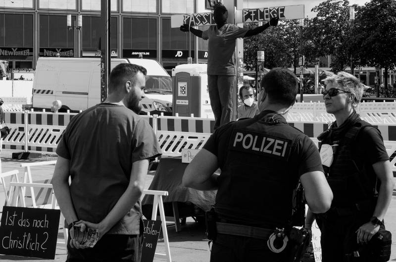 Berlin, Demonstration auf dem Alexanderplatz für das Pflegepersonal.