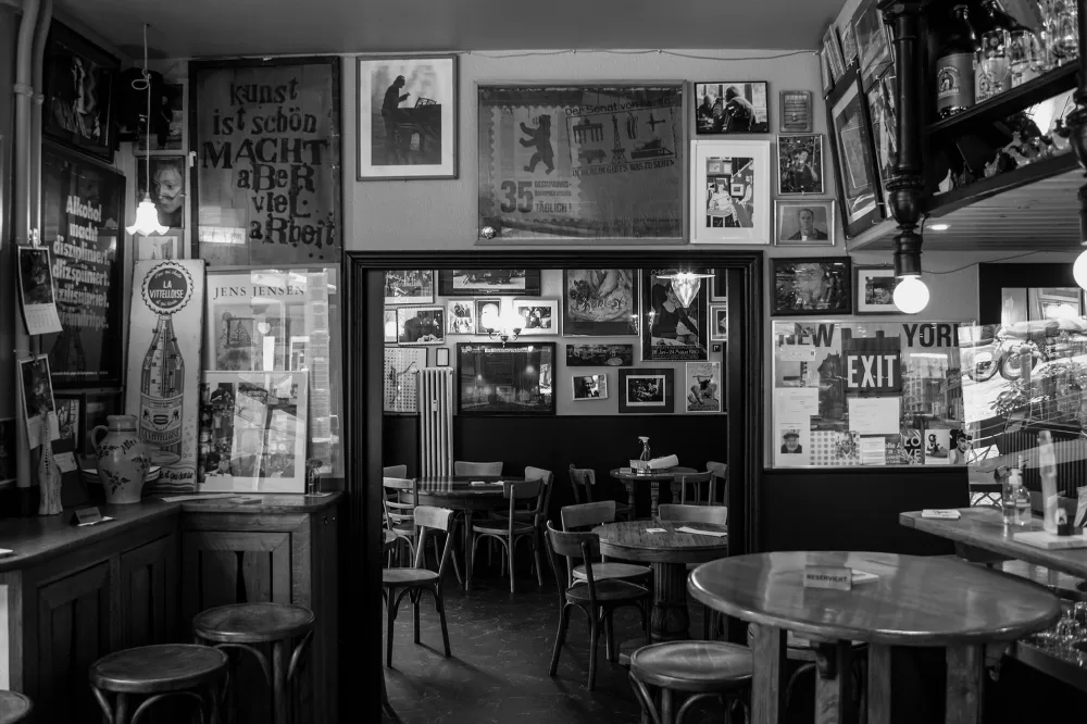 Berlin, Restaurant «Zwiebelfisch». Zwiebelfisch ist ein Ausdruck aus der Druckerei. Schriftsetzer und Buchdrucker nennen Buchstaben innerhalb eines Textes, die nicht absichtlich aus einer anderen Schrift stammen.