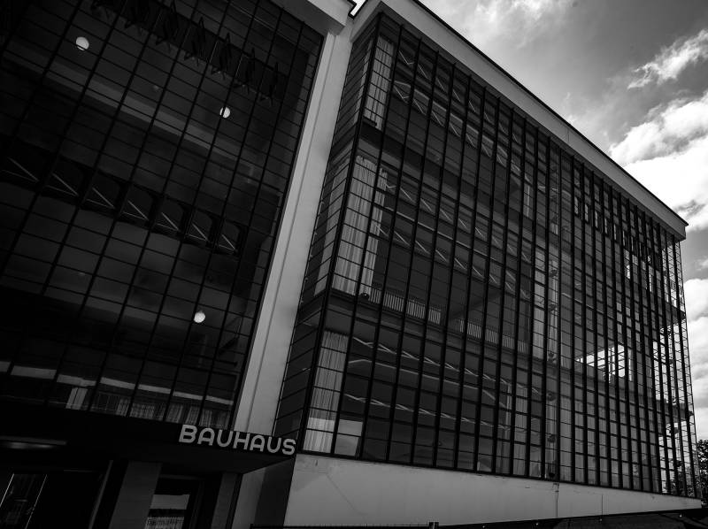 Dessau, Eingang mit Ateliergebäude