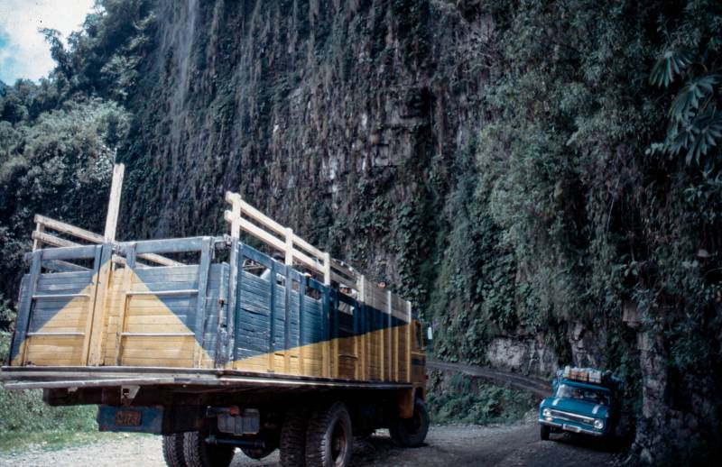 1988, Auf der unbefestigten Strasse fährt der Lkw durch die faszinierende Landschaft der Yungas-Berge. Auf der 602 Kilometer langen Strecke überwindet die Piste dabei mehr als 4000 Höhenmeter.