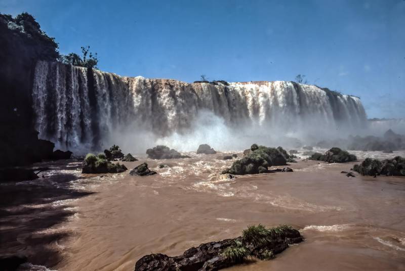 1984, Voz de de Iguazú. Die Iguaçu-Wasserfälle an der argentinisch-brasilianischen Grenze, bestehen aus über 250 einzelnen Wasserfällen auf 2,7 km Gesamtlänge.
