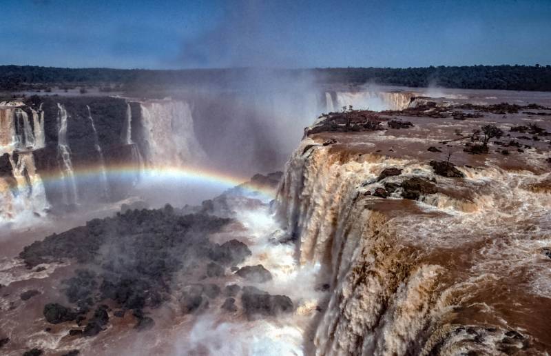 1984, Voz de de Iguazú. Das Wort «Iguazú» bedeutet «großes Wasser» in Guaraní, der Sprache der Ureinwohner.