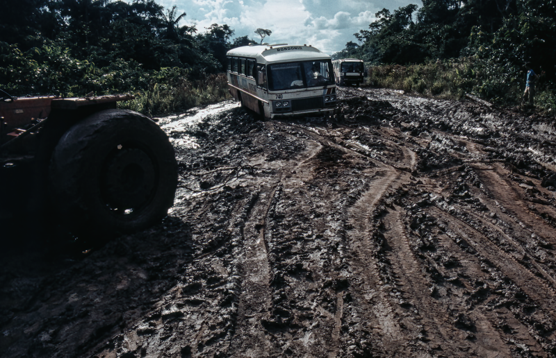 1984, Fahrt von Guajará-Mirim nach Porto Velho. Die Fahrzeuge steckten während der Regenzeit im Morast fest.