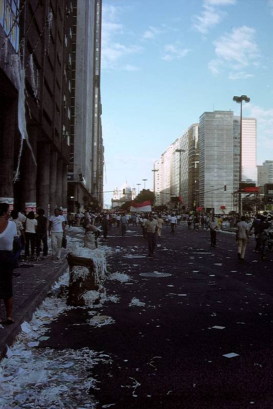 1984, Rio de Janeiro, Demonstration für die direkten Wahlen, Tonnenweise Papier-Spaghetti wurden aus den Häusern geworfen.