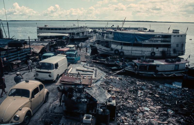 1984, Hafen von Manaus am Ufer des Rio Negro im Nordwesten Brasiliens.