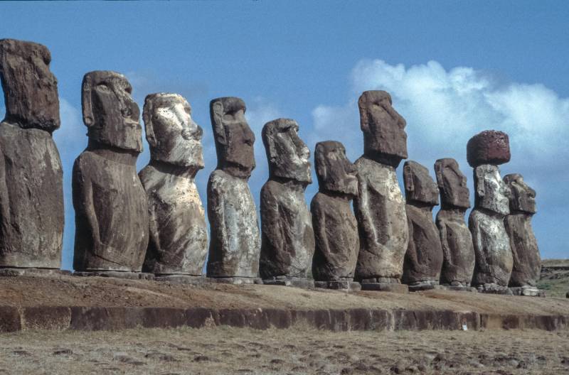 Berühmt sind die archäologischen Stätten durch die fast 900 Moai. Die monumentalen Statuen wurden zwischen dem 13. und 16. Jh. angefertigt.