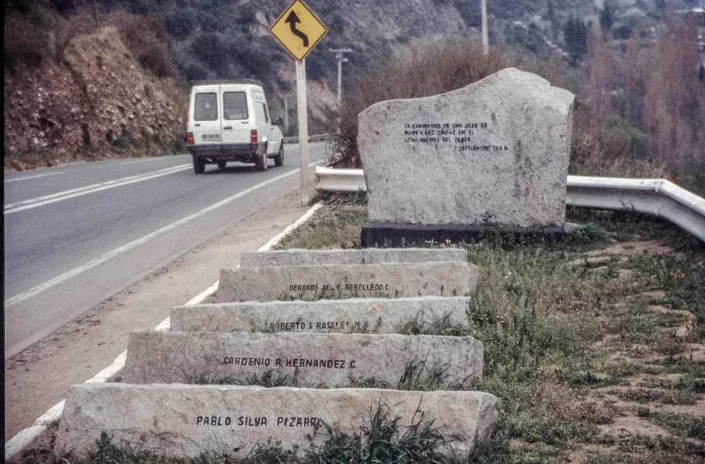 Santiago, Am 7.9.1986 verübten 25 Mitglieder des Frente Patriótico Manuel Rodríguez ein Attentat auf Pinochet, das dieser jedoch unverletzt überstand. In der Folge wurden zwölf der Guerrilleros von der chilenischen Geheimpolizei aufgespürt und hingerichtet.