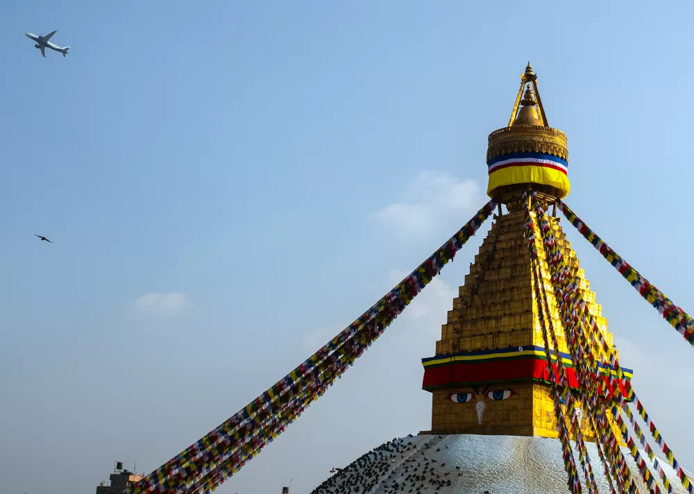 2024, Nepal, Bodnath ist ein Pilgerort der Tibeter, wurde nach seinem riesigen Stupa benannt. Pilger gehen um die weisse Kuppel, die mit Buddha-Augen bemalt ist.