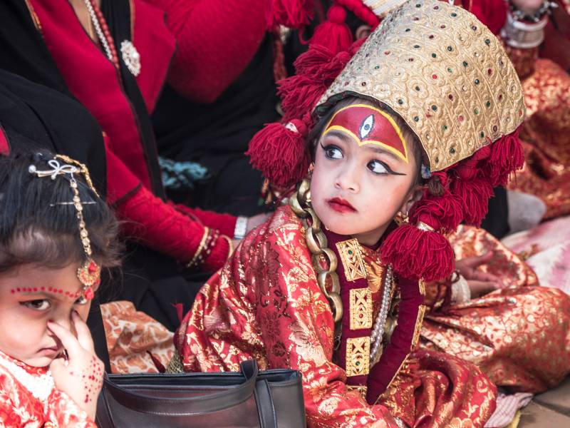 2024, Nepal, Bhaktapur, Nepalesisches Mädchen, gekleidet als die lebende Göttin Kumari Puja.