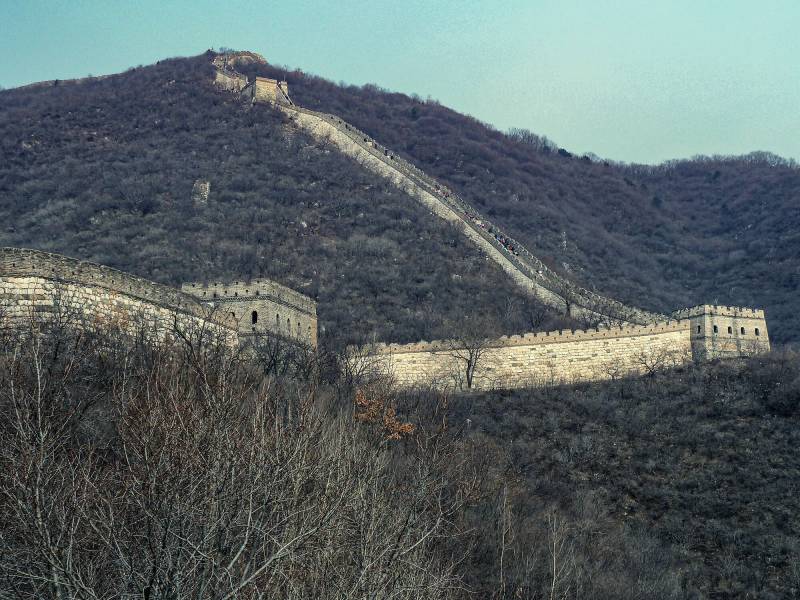 2016, Chinesische Mauer. Breite, begehbare Mauern im Norden Pekings aus der zweiten Hälfte des 16. Jahrhunderts bilden das ikonische Bild der Chinesischen Mauer und sind zu einem Sinnbild Chinas geworden. I