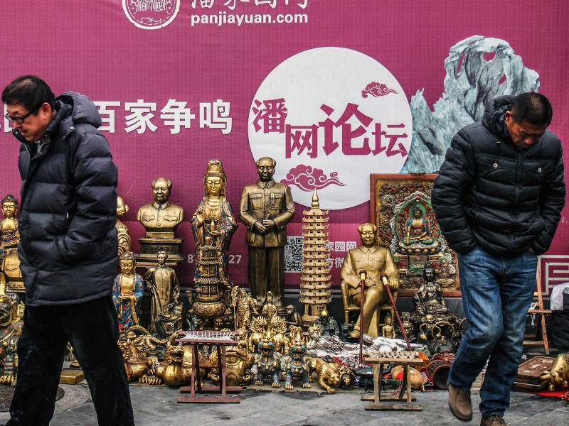 2016, Beijing, Mao- und Buddha-Statuen auf dem Antiquitätenmark.