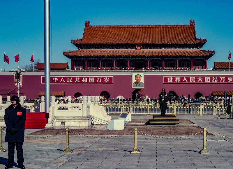 2016, Beijing, Eingang zur verbotenen Stadt. Seit dem 1. Mai 1950 hängt das Portrait Maos von  Xin Mang, Lehrer an der Kunstakademie von Yan'an, am Eingang. Es zeigt Mao zum ersten Mal auf die Art und Weise gekleidet, wie es für alle folgenden offiziellen Porträts kanonisch wird.