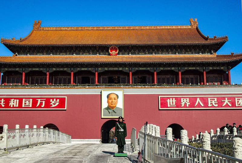 2016, Beijing, Eingang zur verbotenen Stadt. Das Mao-Bildnis auf dem Tian’anmen-Platz ist das offizielle Staatsporträt Mao Zedongs. Angebracht ist es über dem Tor des Himmlischen Friedens in Peking. Es zeigt in monumentaler Grösse das Porträt des Grossen Vorsitzenden.