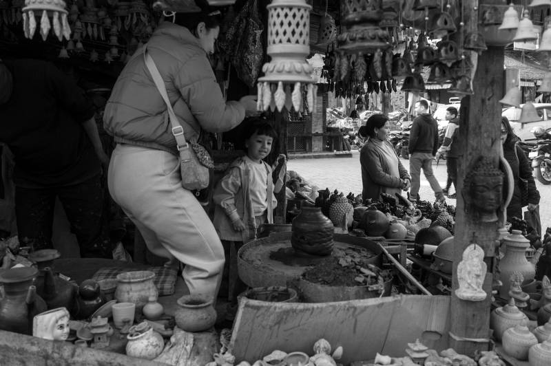 2024, Nepal, Bhaktapur, Töpferin und Keramikverkäuferin-Verkäuferin.