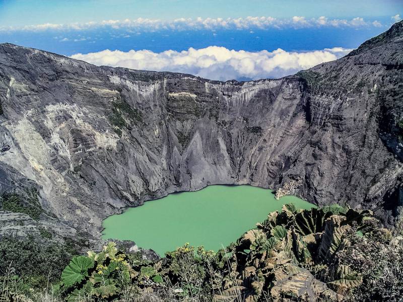 1983, der Irazú, in der indigenen Sprache Iaratzu («grollender Berg»), ist mit 3432 m der höchste Vulkan Costa Ricas.