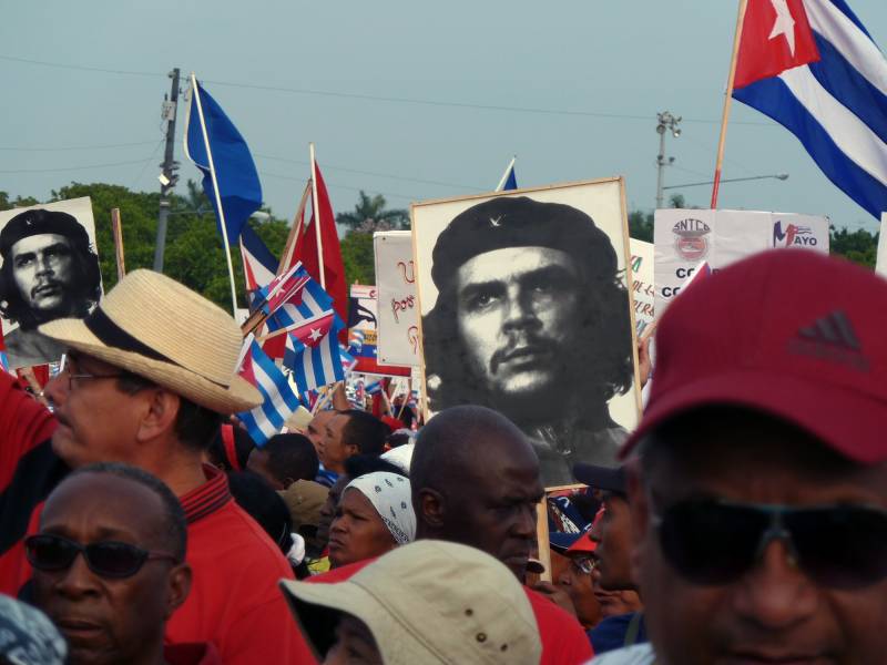 2013, Havanna, Ché der Freiheitsheld in an der 1.-Mai-Manifestation überall vertreten.