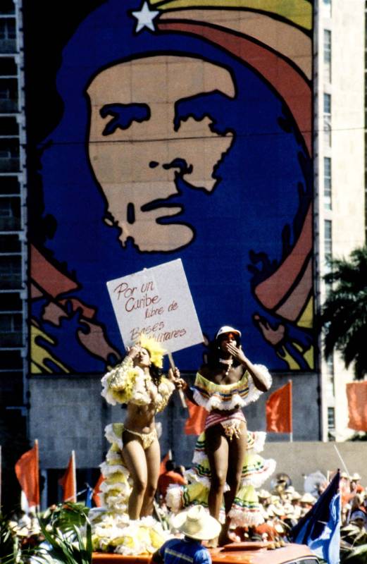 1990, 1. Mai, Tänzerinnen des «Tropicana» feiern den Tag der Arbeit.