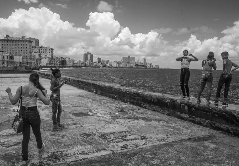 2018, Havanna, Teenager vergnügen sich am Malecon.