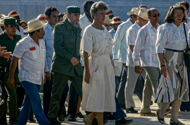 1990, Fidel Castro mit den Revolutionärinnen der ersten Stunde Haydée Santamaría Cuadrado und Vilma Lucila Espín.