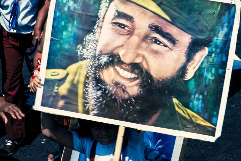 1983, 1990, 1.-Mai-Demonstration, Kind mit Fidel Plakat.