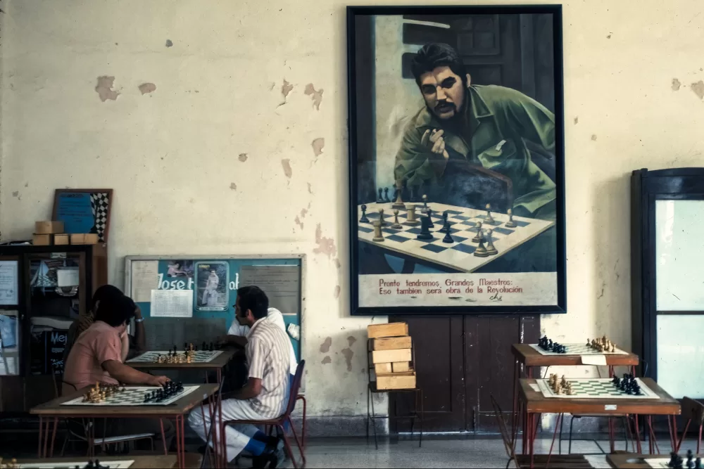 1977, Schachspieler vor Che-Gemälde, Schach ist in Kuba sehr beliebt.